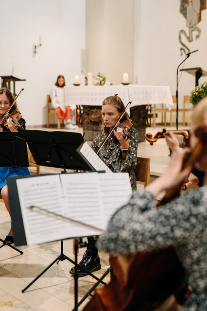 Ein Streichquartett spielt in einer Kirche.